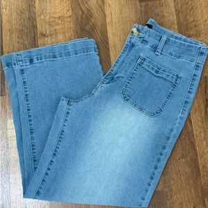 D. Jeans Wide Leg Cropped Light Wash Denim Jeans